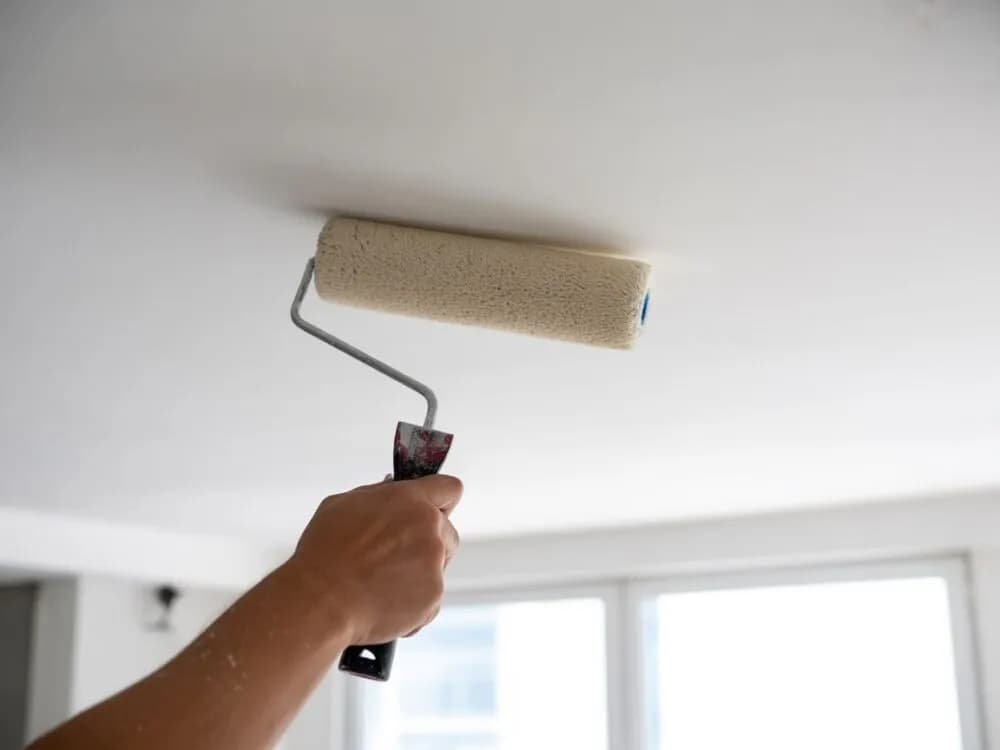 Jak malować ściany wałkiem bez smug i zniszczeń - praktyczne porady