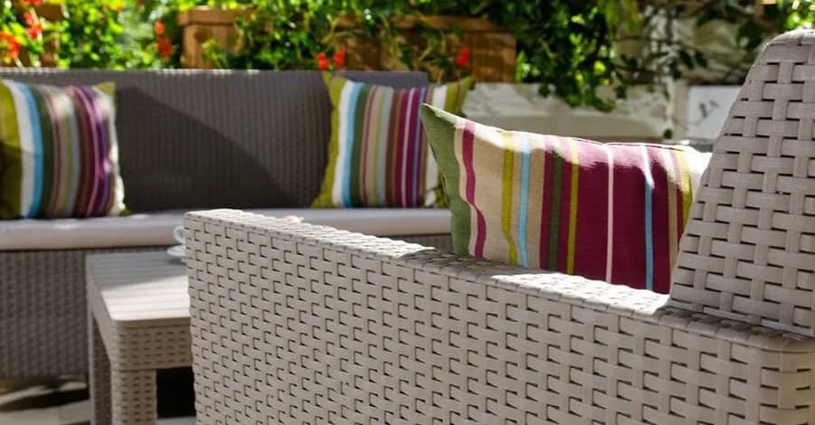 Jak wyczyścić poduszki ogrodowe i przywrócić im świeżość i wygląd