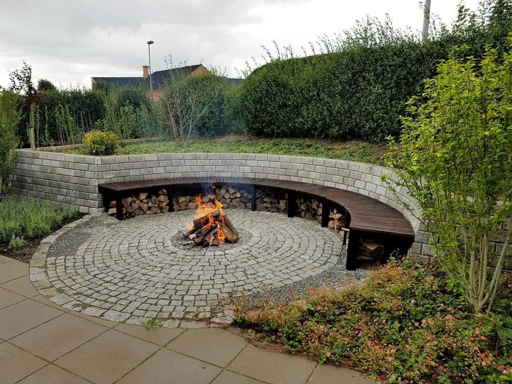 Jak zrobić miejsce na ognisko w ogrodzie? Bezpieczne kroki do realizacji.