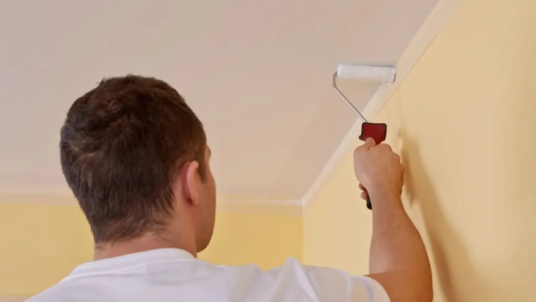Po jakim czasie malować drugi raz sufit? Poznaj kluczowe zasady schnięcia
