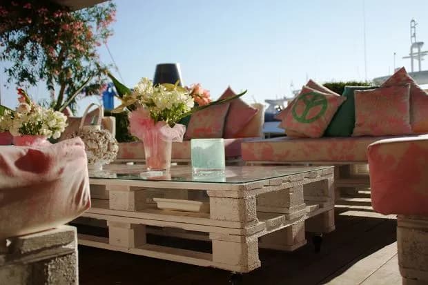 Jak zrobić meble z palet na balkon – krok po kroku do wyjątkowej przestrzeni