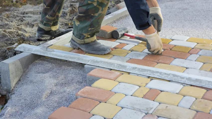 Jak położyć kostkę brukową w ogrodzie? Proste kroki do perfekcyjnej nawierzchni