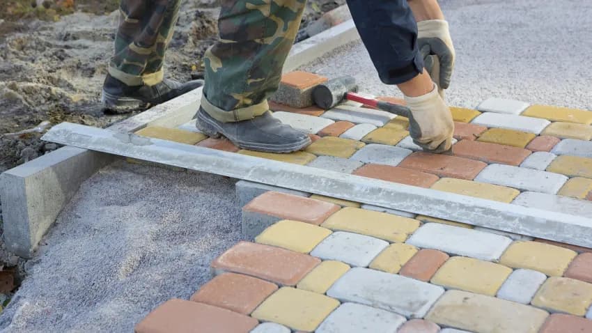 Jak położyć kostkę brukową w ogrodzie? Proste kroki do perfekcyjnej nawierzchni