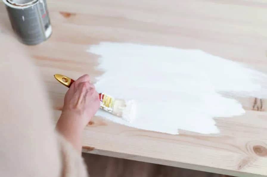 Jaka farba do malowania sklejki? Wybierz najlepszą opcję dla siebie!