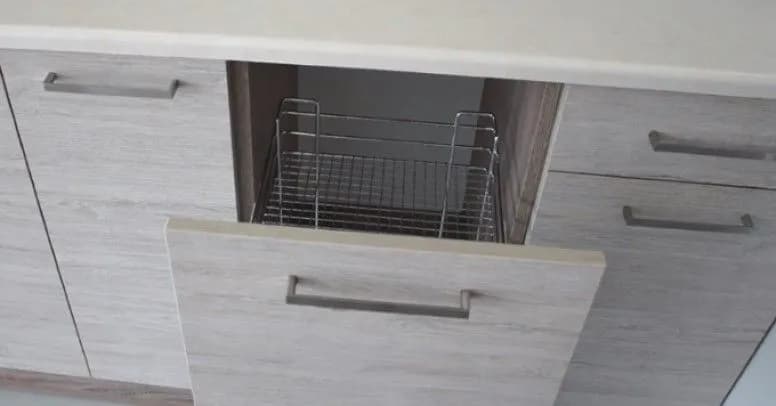 Jak wyjąć kosz cargo z szafki - proste kroki, które ułatwią demontaż