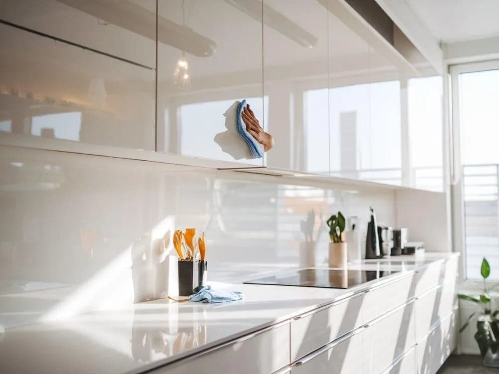 Jak skutecznie myć białe meble z Ikei, by uniknąć uszkodzeń?