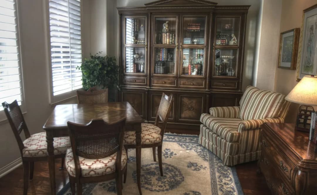 Jaki dywan do ciemnych mebli wybierać? Inspiracje i porady aranżacyjne