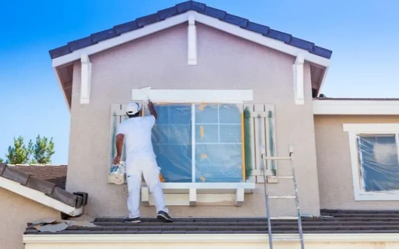 Malowanie elewacji czy tynkowanie: co wybrać dla lepszej ochrony budynku?