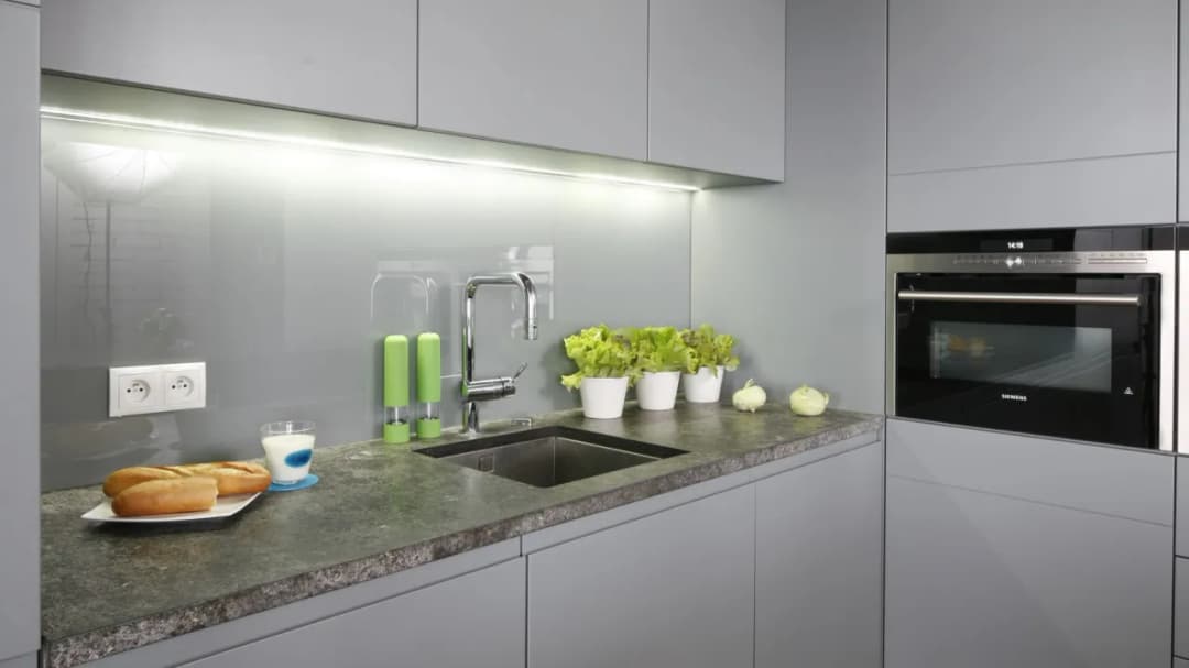 Alternatywy dla płytek: co między meblami w kuchni wybrać zamiast nich?