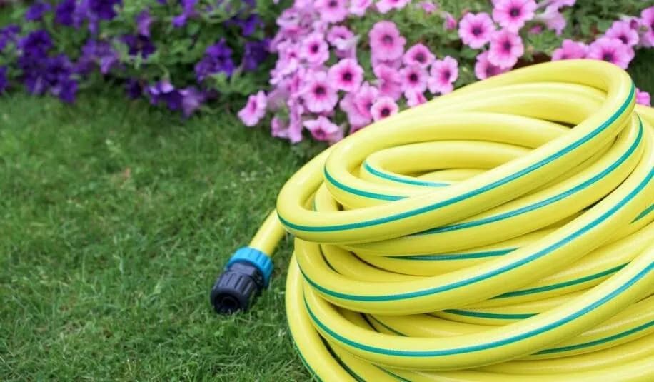 Jak zwijać wąż ogrodowy, aby uniknąć uszkodzeń i przedłużyć jego żywotność