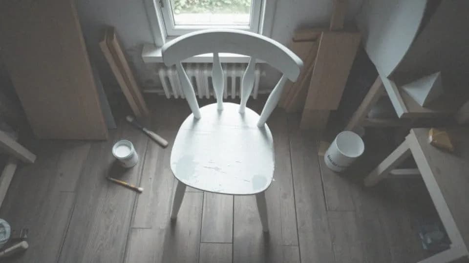 Jak usunąć farbę kredową z mebli? Skuteczne metody i porady