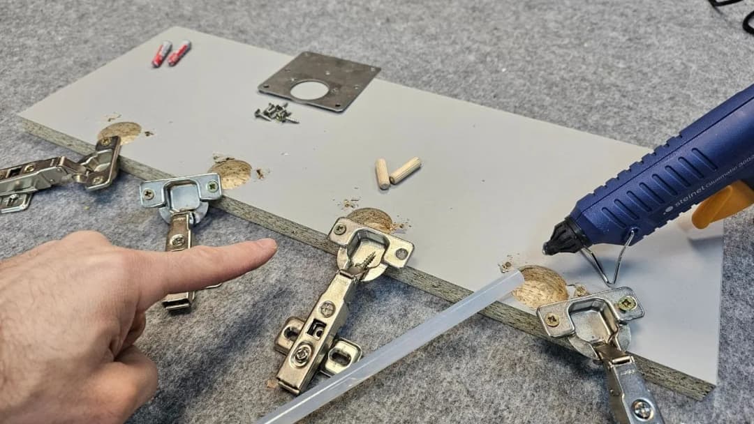 Jak naprawić wyrwany zawias w szafce i uniknąć kosztownych błędów