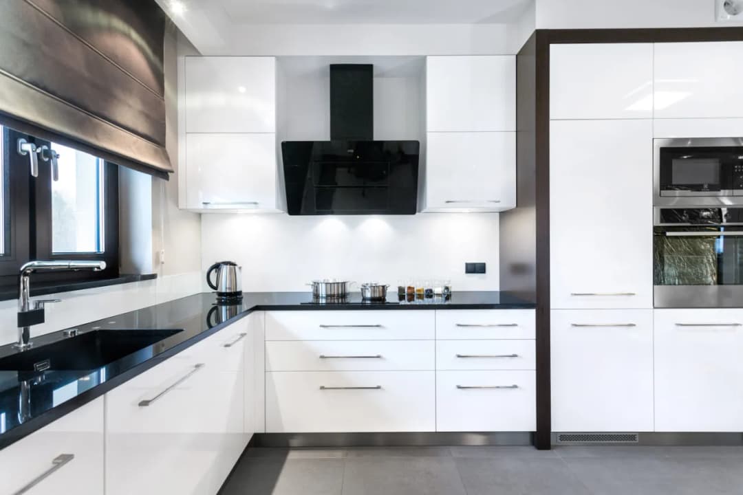 Jak zabudować przestrzeń nad szafkami kuchennymi i zyskać więcej miejsca?