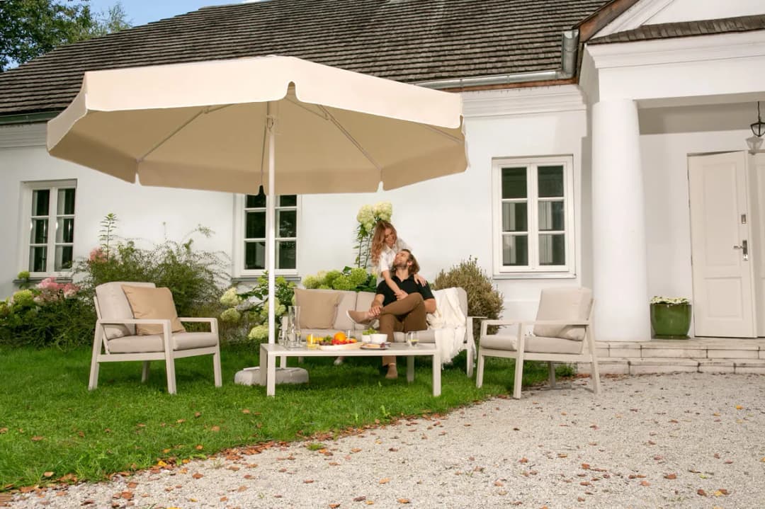 Parasol ogrodowy jasny czy ciemny – który wybór jest lepszy dla Ciebie?