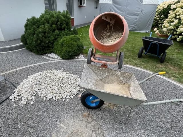 Jak wyczyścić kamyczki w ogrodzie i przywrócić im dawny blask?