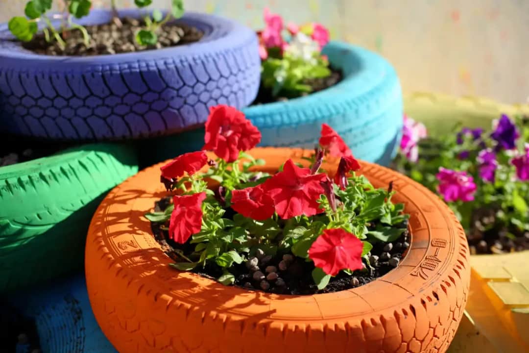 Jak zrobić ozdoby ogrodowe z opon – kreatywne pomysły na recykling