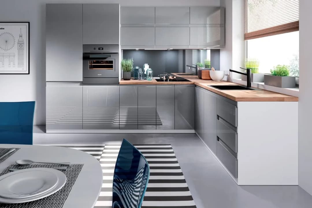 Skuteczne metody czyszczenia mebli na wysoki połysk w kuchni, które działają