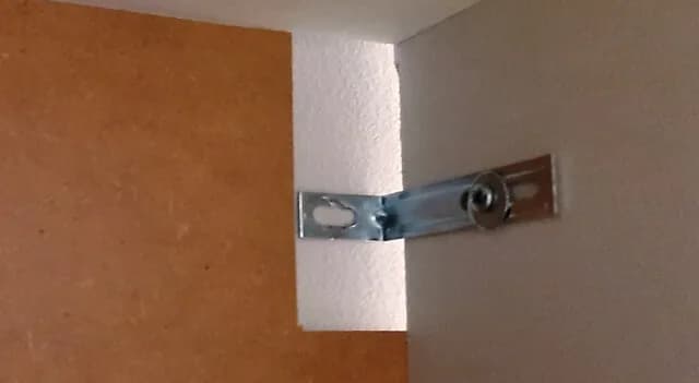 Jak przymocować meble do ściany, aby uniknąć niebezpieczeństw i uszkodzeń