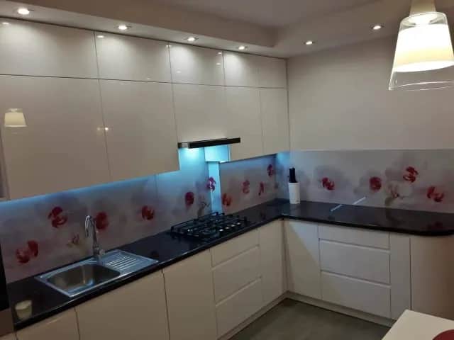 Jaki kolor okapu do białych mebli wybierz, aby ożywić kuchnię?