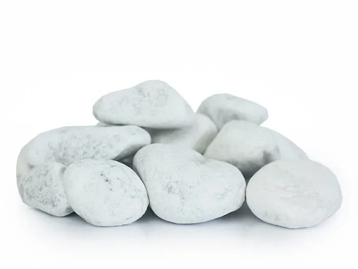 Jak umyć białe kamienie ogrodowe i przywrócić im blask w kilka kroków