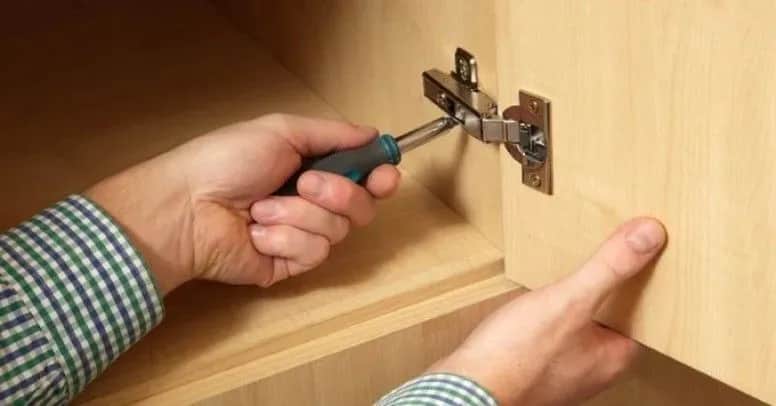 Jak naprawić wyrwany zawias w szafce? Sprawdzone metody krok po kroku