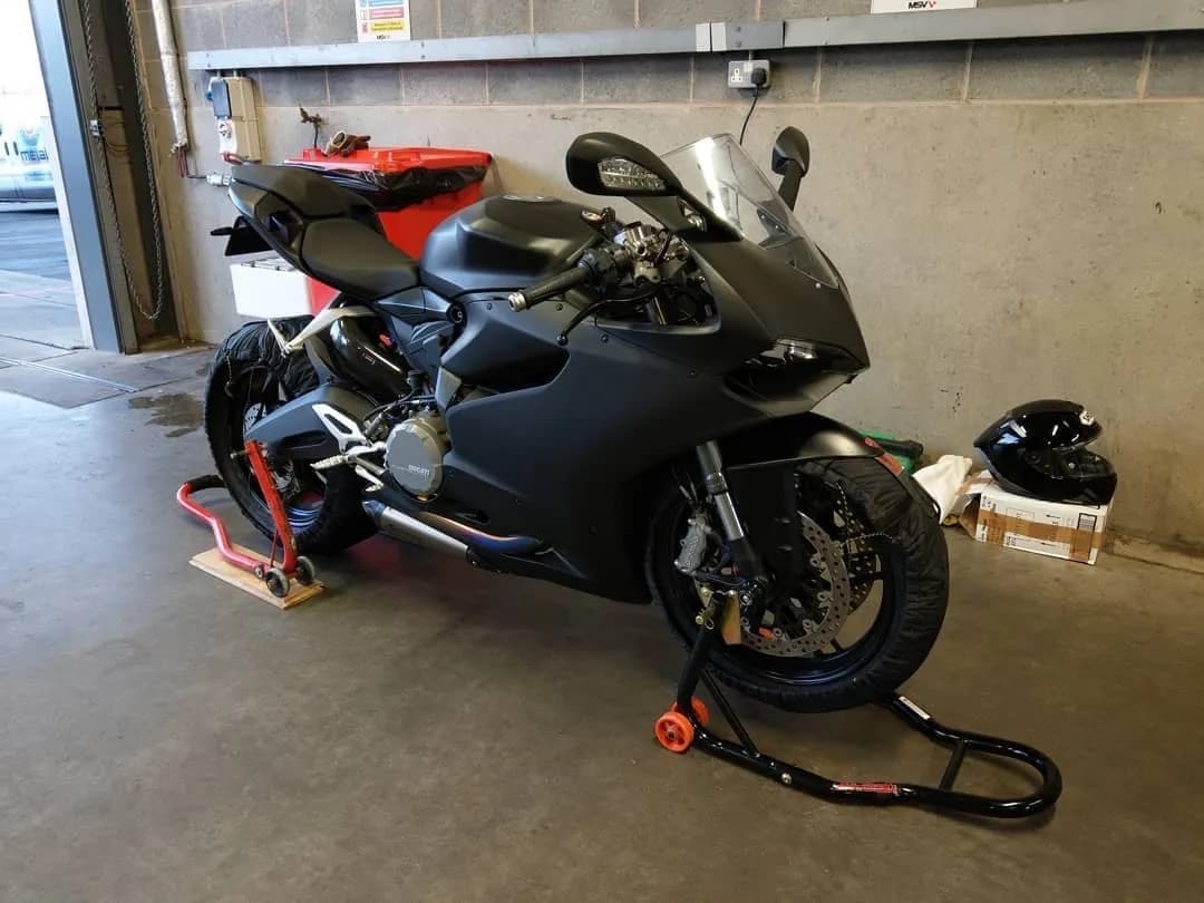 Ile kosztuje malowanie plastików w motocyklu? Sprawdź szacunkowe ceny!