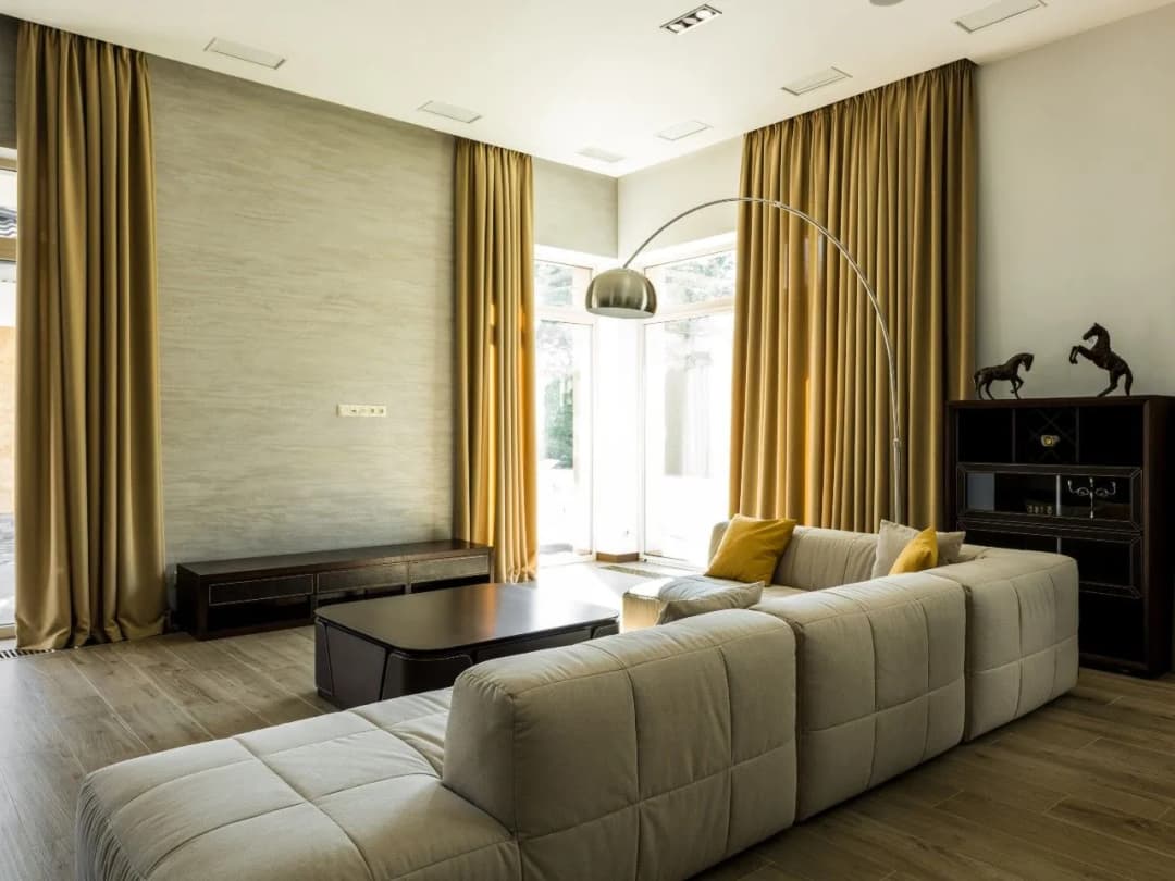 Jakie zasłony do brązowych mebli? Poznaj idealne kolory i materiały