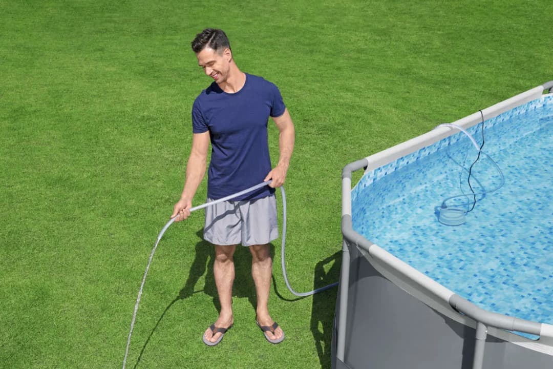 Gdzie wylać wodę z basenu ogrodowego? Poznaj przepisy i metody bezpieczeństwa