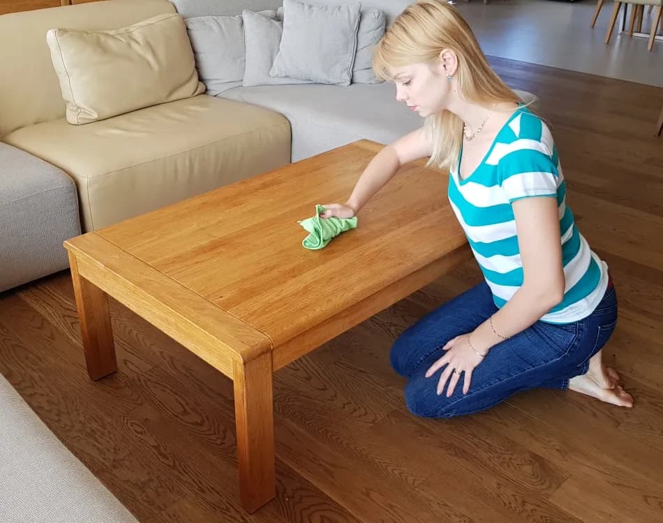 Skuteczne sposoby na czyszczenie starych drewnianych mebli bez uszkodzeń