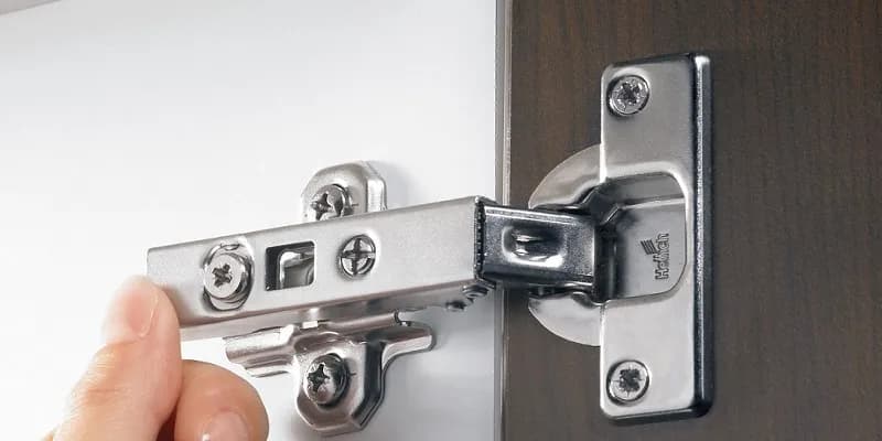 Jak regulować drzwiczki w szafkach, aby uniknąć problemów i poprawić estetykę