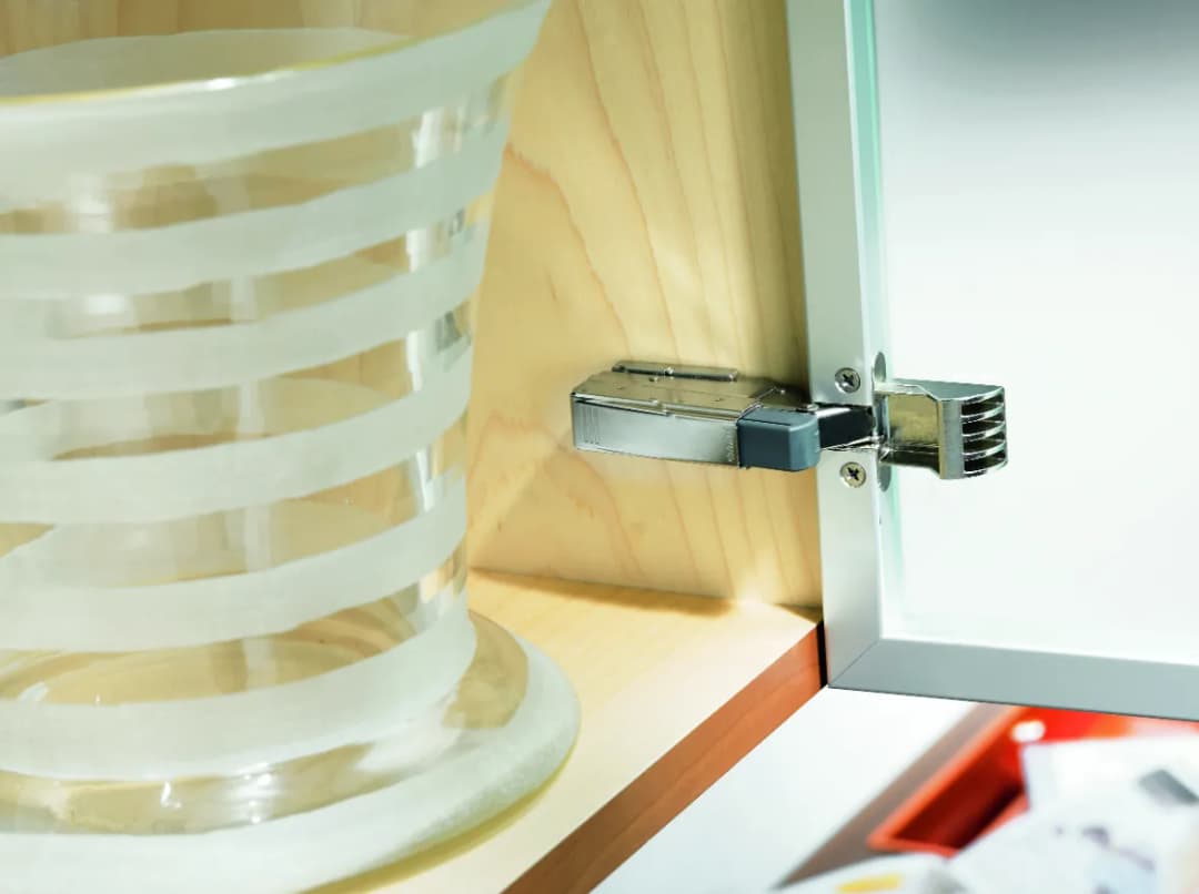 Jak zamontować zawias do szafki i uniknąć typowych błędów montażowych