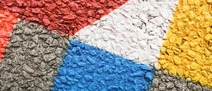 Czy można malować marmolit? Poznaj techniki i najlepsze farby do tynku.