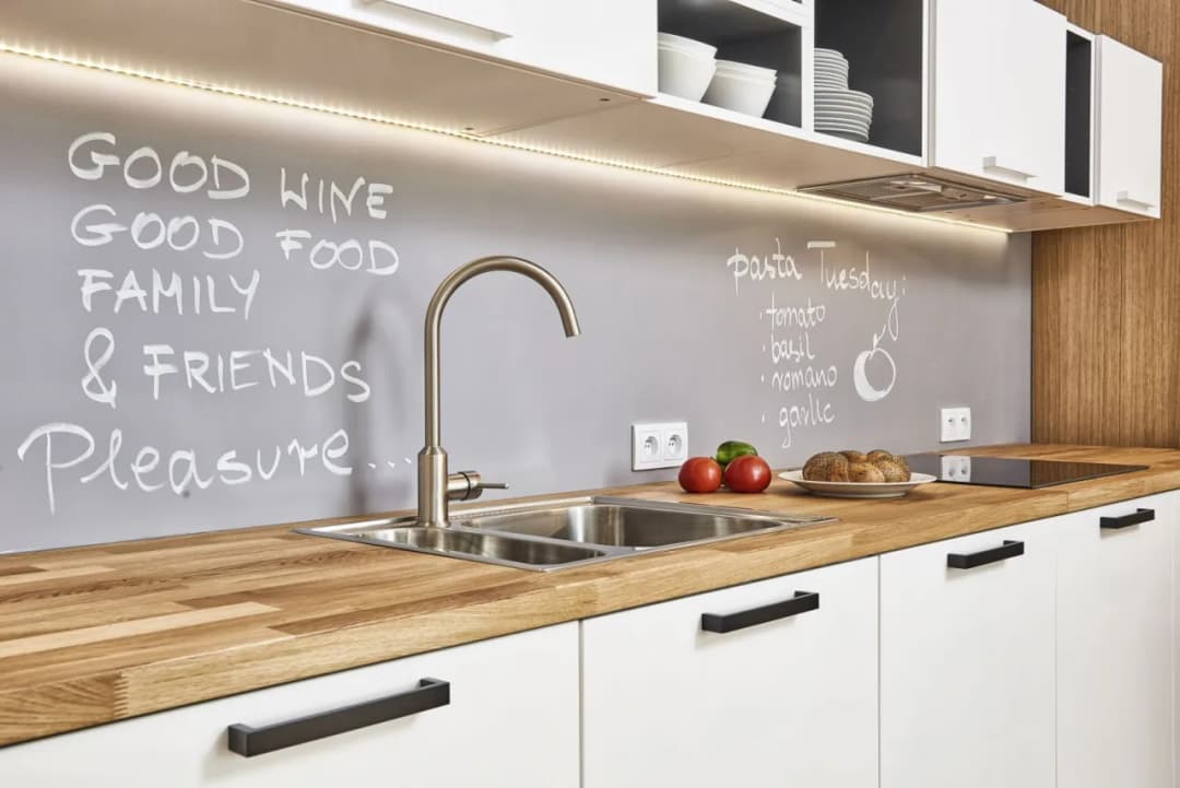 Co zamiast płytek między szafkami w kuchni? Atrakcyjne alternatywy, które zaskoczą