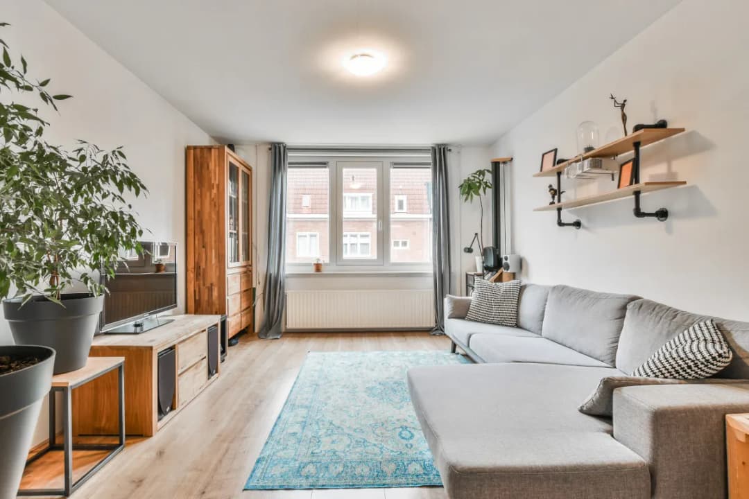 Jaki kolor kanapy do brązowych mebli wybrać, aby ożywić wnętrze?