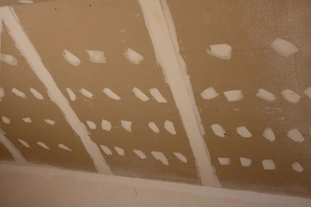 Jak malować płyty gipsowe, aby uniknąć najczęstszych błędów malarskich?