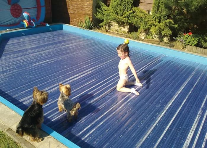 Czym przykryć basen ogrodowy? Sprawdzone sposoby ochrony i zalety.