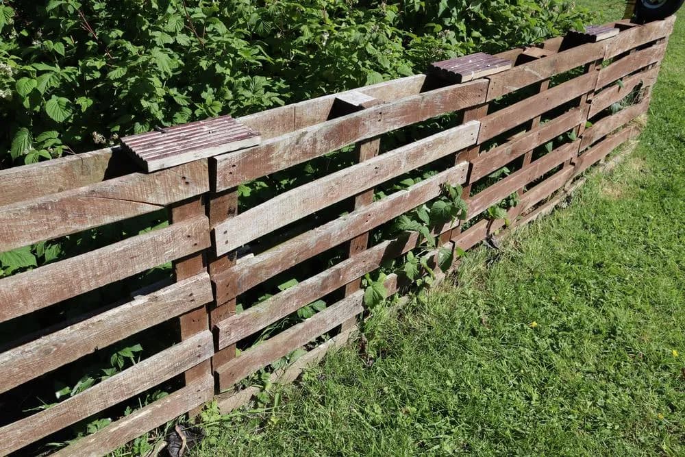 Jak zrobić płotek ogrodowy z palet – krok po kroku do idealnego ogrodzenia