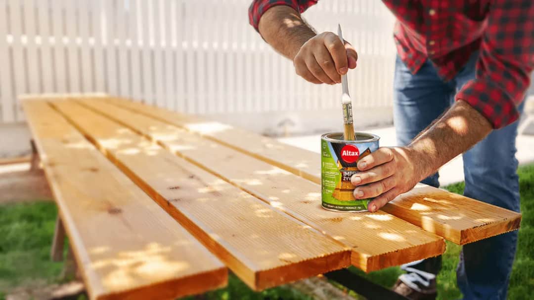 Jaka lakierobejca do mebli ogrodowych zapewni najlepszą ochronę drewna?
