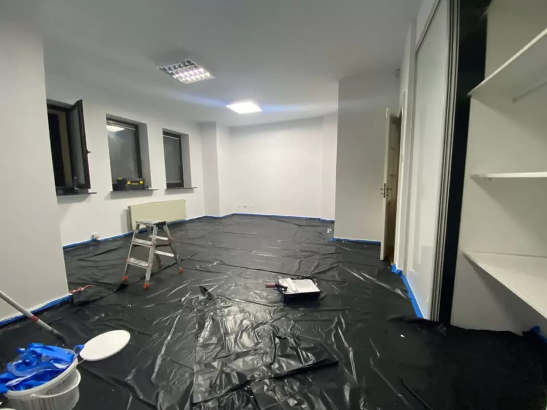 Ile za malowanie mieszkania? Poznaj koszty i kluczowe czynniki.