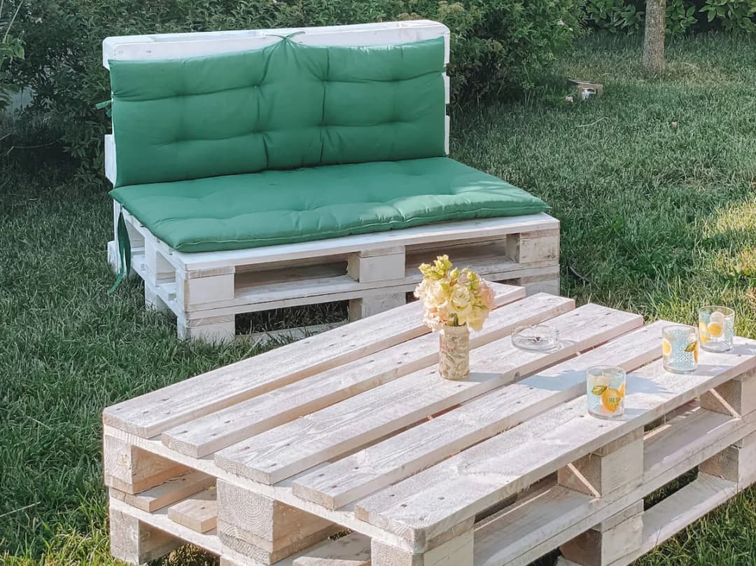 Jak zrobić meble z palet - krok po kroku do stylowych rozwiązań w ogrodzie