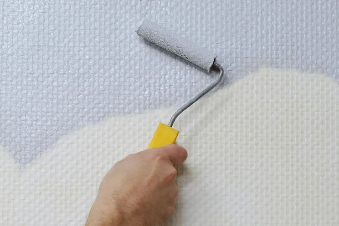 Jaka farba do malowania tapety? Oto najlepsze wybory i porady.